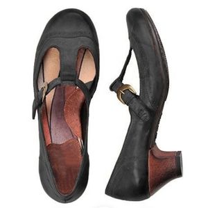 VINTAGE CHUNKY HEEL T-STRAP SANDALS